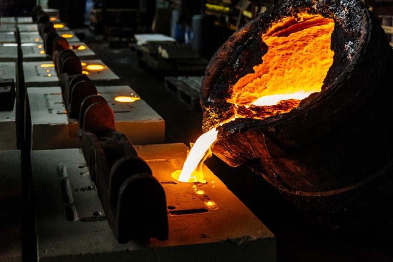 Het gieten van staal in een mal gemaakt van speciaal zand