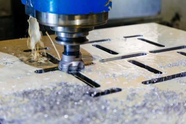 Details foto van frees machine die onderdeel maakt voor andere machine