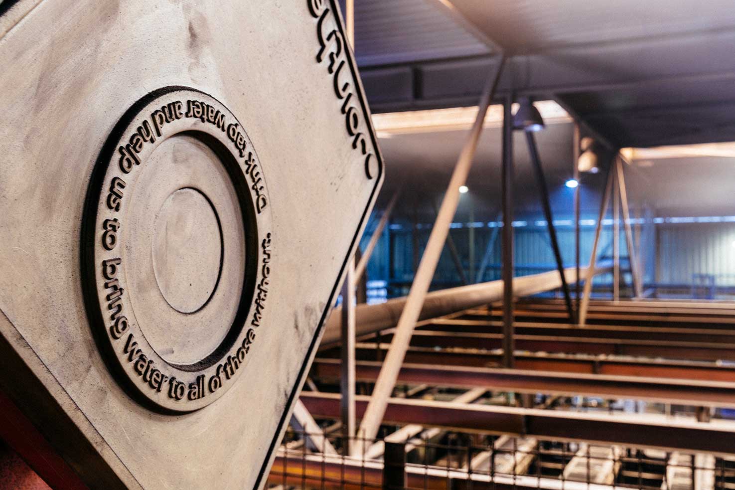 Details foto van frees machine die onderdeel maakt voor andere machine